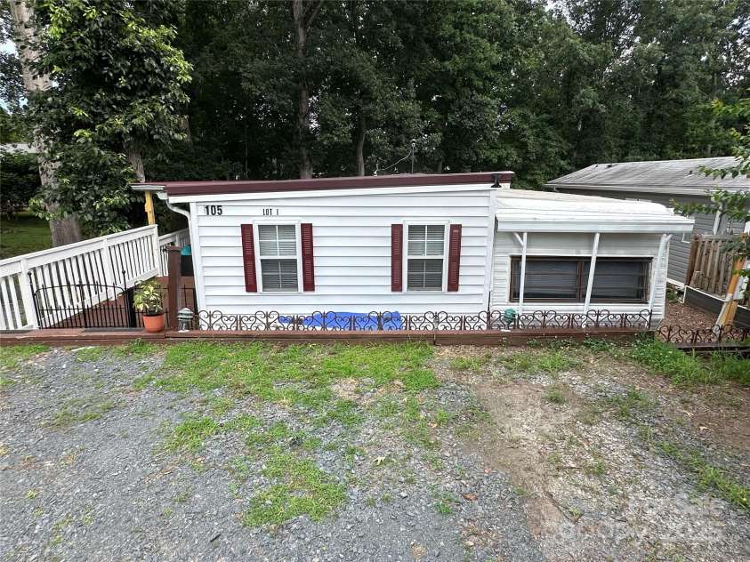 105 Marina Lane, New London, NC 28127.  MLS# CAR4276987, YatesRealty ID 3512. 