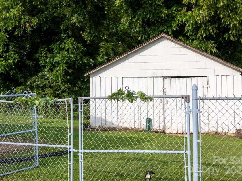 420 Virginia Street, Lenoir, NC 28645.  MLS# CAR4296277, YatesRealty ID 35120. 