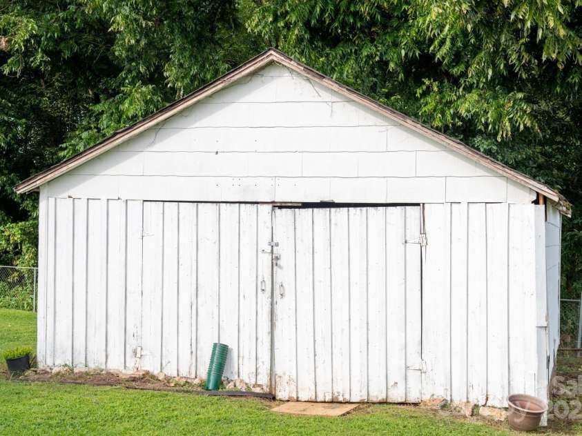 420 Virginia Street, Lenoir, NC 28645.  MLS# CAR4296277, YatesRealty ID 35120. 