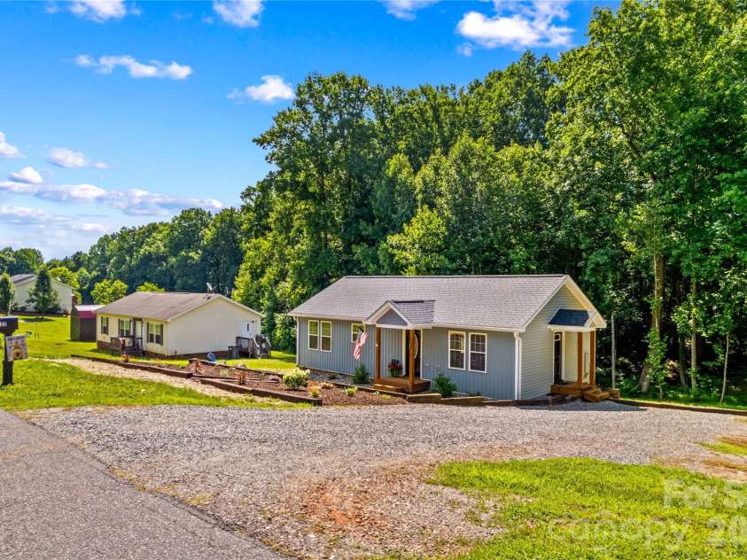 122 Yadkin River Road, Statesville, NC 28625.  MLS# CAR4397899, YatesRealty ID 35122. 