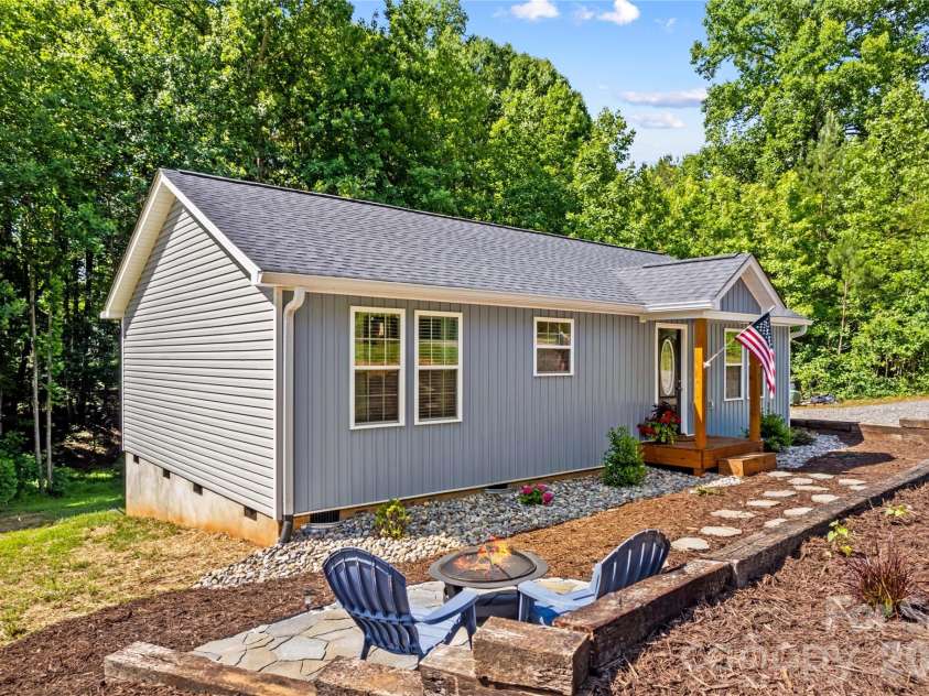 122 Yadkin River Road, Statesville, NC 28625.  MLS# CAR4397899, YatesRealty ID 35122. 