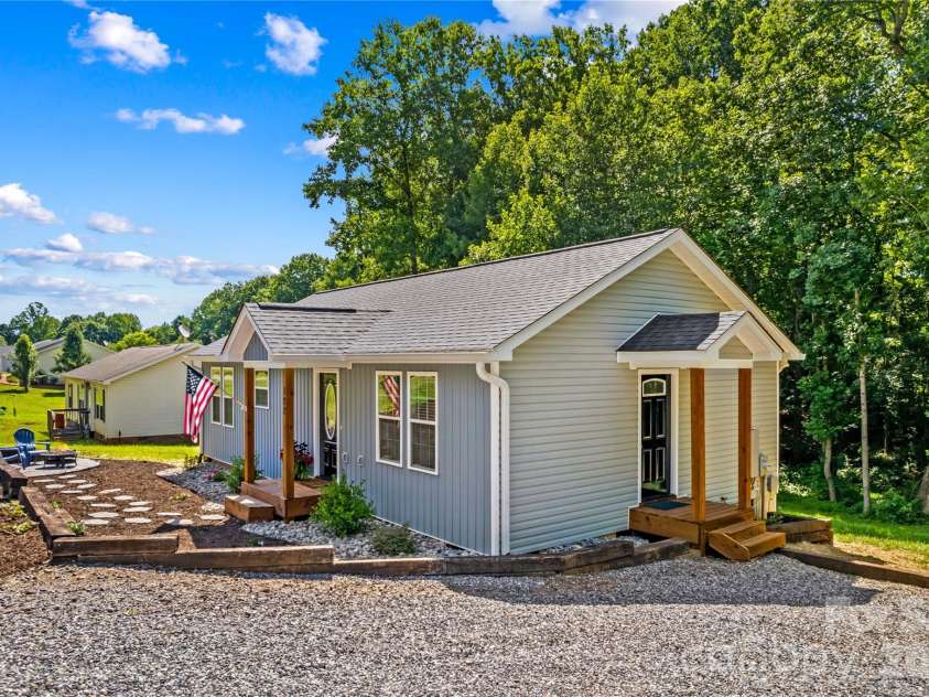 122 Yadkin River Road, Statesville, NC 28625.  MLS# CAR4397899, YatesRealty ID 35122. 