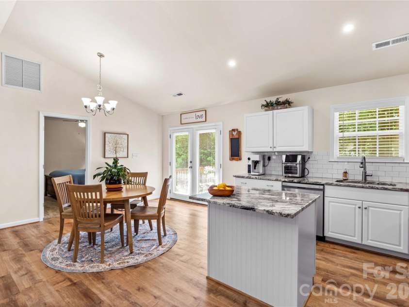 122 Yadkin River Road, Statesville, NC 28625.  MLS# CAR4397899, YatesRealty ID 35122. 