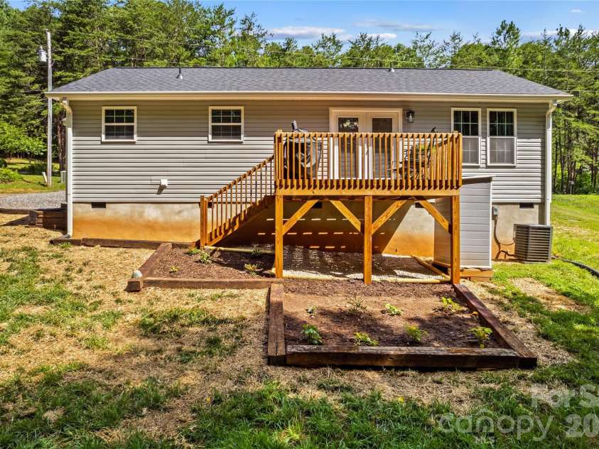 122 Yadkin River Road, Statesville, NC 28625.  MLS# CAR4397899, YatesRealty ID 35122. 
