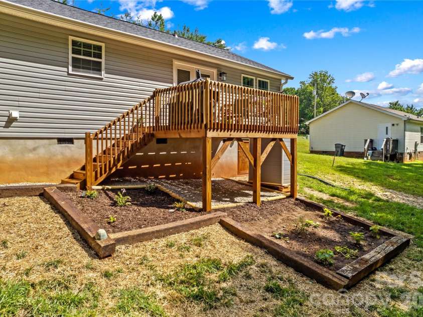 122 Yadkin River Road, Statesville, NC 28625.  MLS# CAR4397899, YatesRealty ID 35122. 