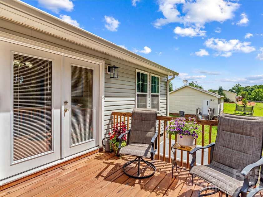 122 Yadkin River Road, Statesville, NC 28625.  MLS# CAR4397899, YatesRealty ID 35122. 