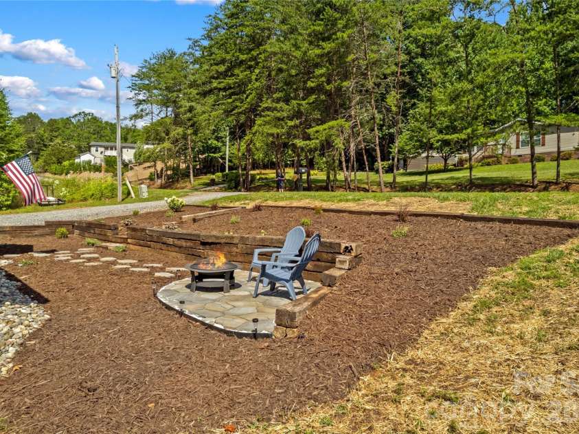 122 Yadkin River Road, Statesville, NC 28625.  MLS# CAR4397899, YatesRealty ID 35122. 