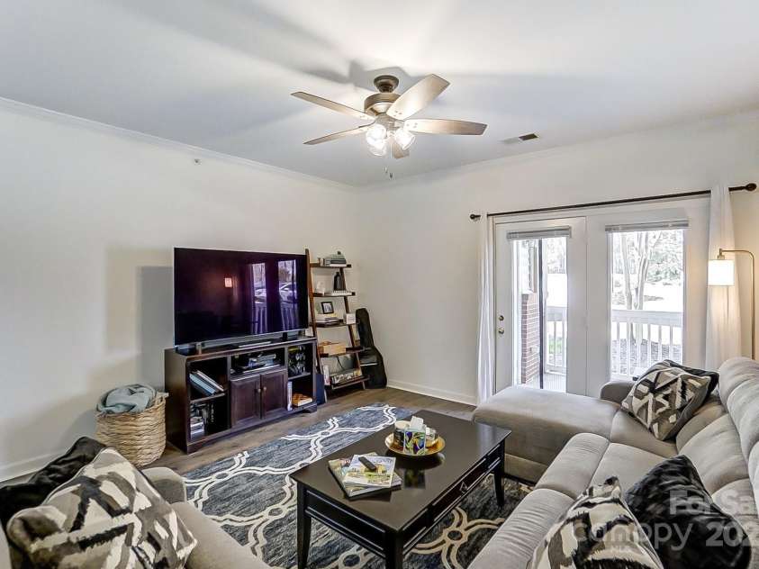 11941 Ridgeway Park Drive, Charlotte, NC 28277.  MLS# CAR4239345, YatesRealty ID 35124. Living Room