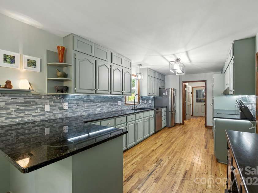 2091 Blowing Rock Boulevard, Lenoir, NC 28645.  MLS# CAR4276116, YatesRealty ID 35125. 