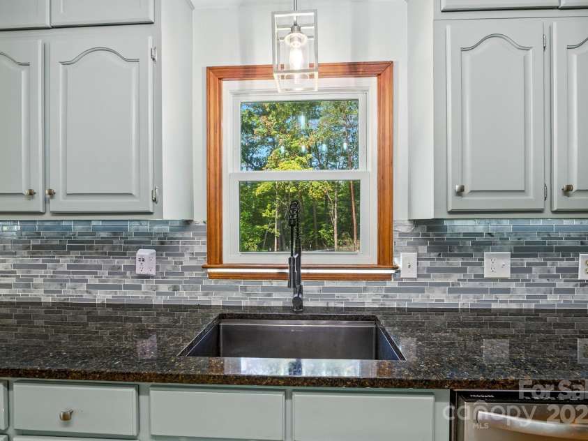 2091 Blowing Rock Boulevard, Lenoir, NC 28645.  MLS# CAR4276116, YatesRealty ID 35125. 