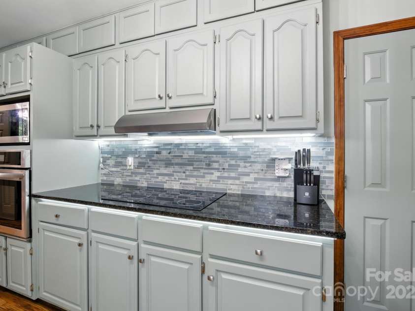 2091 Blowing Rock Boulevard, Lenoir, NC 28645.  MLS# CAR4276116, YatesRealty ID 35125. 