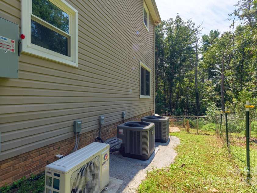 2091 Blowing Rock Boulevard, Lenoir, NC 28645.  MLS# CAR4276116, YatesRealty ID 35125. 