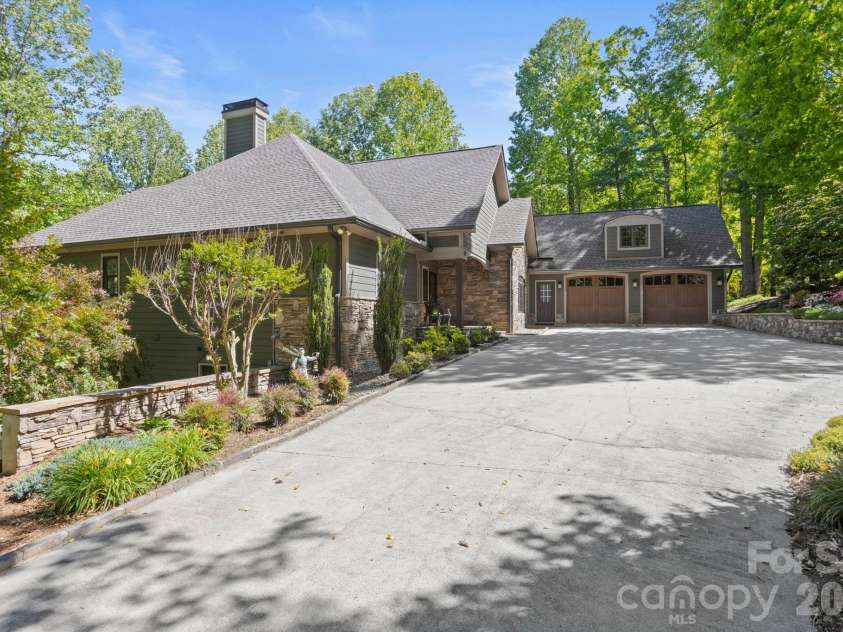 20 Fernridge Court, Flat Rock, NC 28731.  MLS# CAR4383605, YatesRealty ID 35126. 