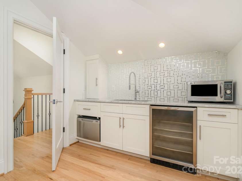 1665 Sterling Road, Charlotte, NC 28209.  MLS# CAR4234342, YatesRealty ID 35129. 2nd living qrtrs above garage