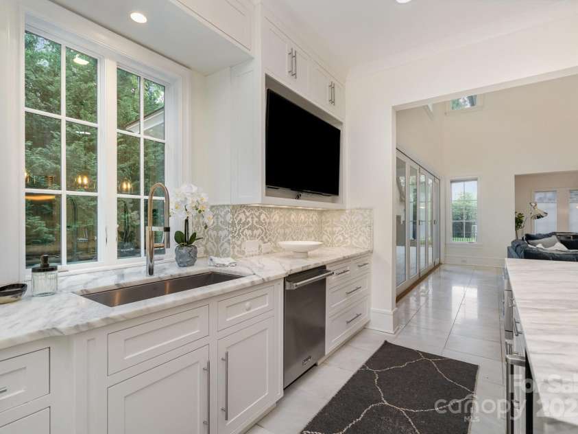 1665 Sterling Road, Charlotte, NC 28209.  MLS# CAR4234342, YatesRealty ID 35129. 