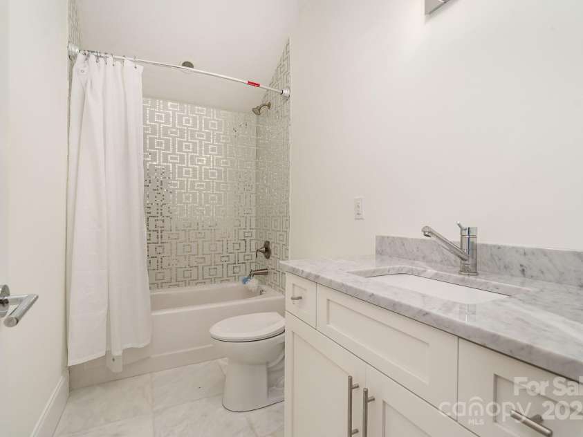 1665 Sterling Road, Charlotte, NC 28209.  MLS# CAR4234342, YatesRealty ID 35129. Full bath in living room above garage
