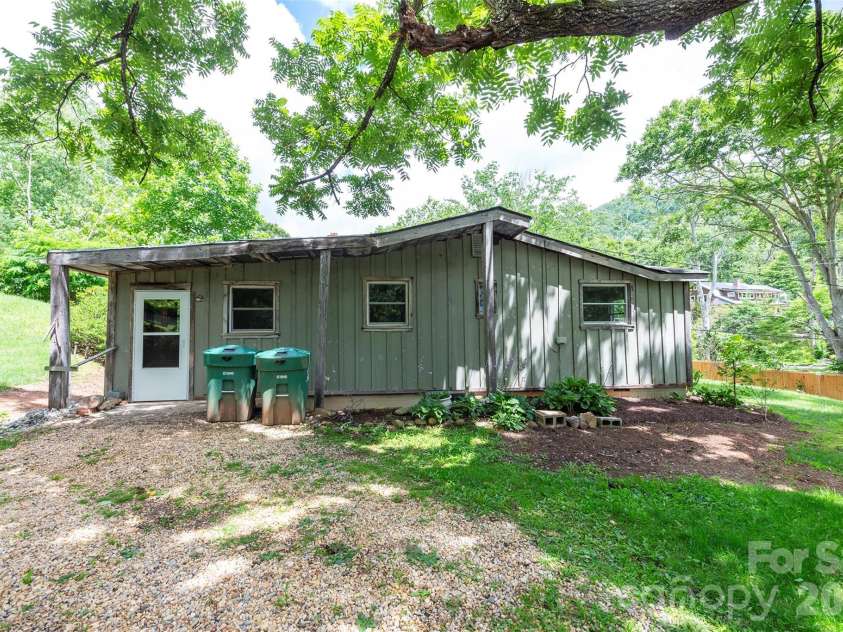 80 Webb Cove Road, Asheville, NC 28804.  MLS# CAR4396343, YatesRealty ID 35130. 
