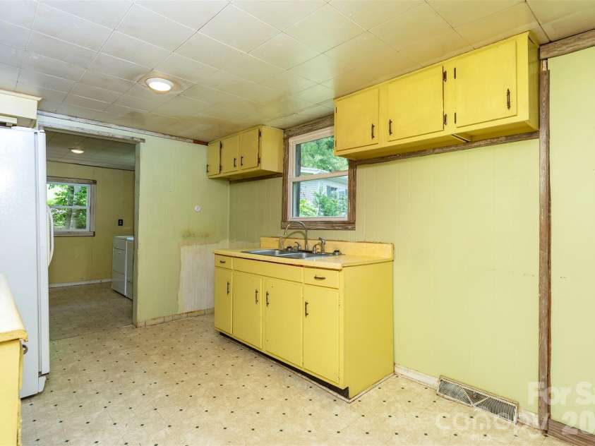 80 Webb Cove Road, Asheville, NC 28804.  MLS# CAR4396343, YatesRealty ID 35130. 