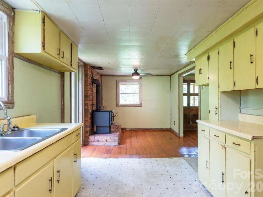 80 Webb Cove Road, Asheville, NC 28804.  MLS# CAR4396343, YatesRealty ID 35130. 