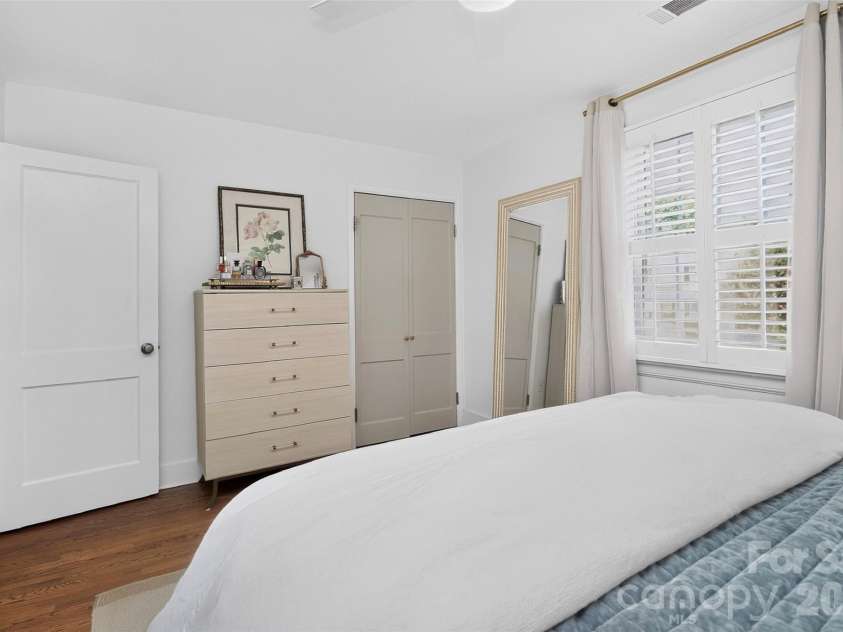 219 Wakefield Drive, Charlotte, NC 28209.  MLS# CAR4396863, YatesRealty ID 35136. 