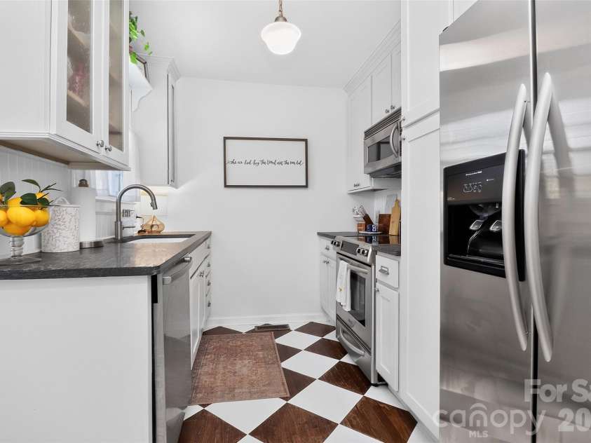 219 Wakefield Drive, Charlotte, NC 28209.  MLS# CAR4396863, YatesRealty ID 35136. Updated kitchen