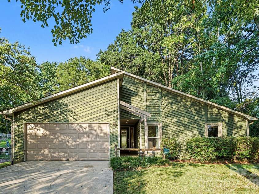 243 Vista Grande Circle, Charlotte, NC 28226.  MLS# CAR4400259, YatesRealty ID 35137. 