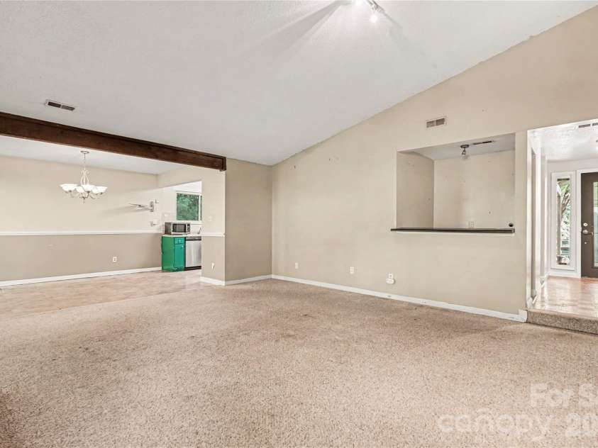 243 Vista Grande Circle, Charlotte, NC 28226.  MLS# CAR4400259, YatesRealty ID 35137. 