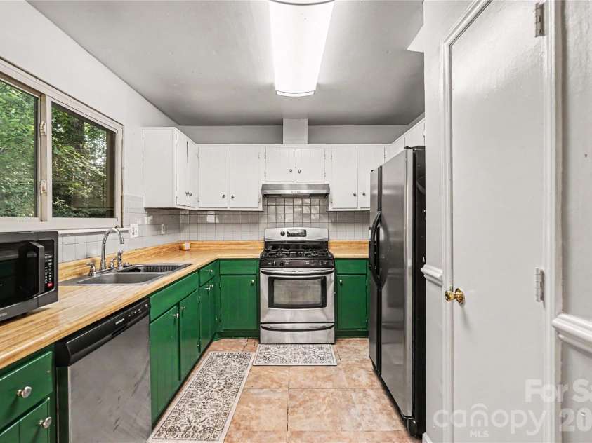 243 Vista Grande Circle, Charlotte, NC 28226.  MLS# CAR4400259, YatesRealty ID 35137. 