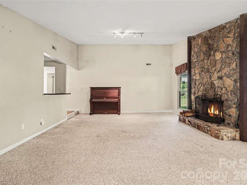 243 Vista Grande Circle, Charlotte, NC 28226.  MLS# CAR4400259, YatesRealty ID 35137. 