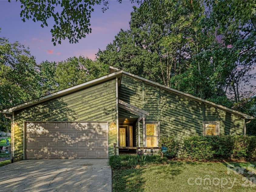 243 Vista Grande Circle, Charlotte, NC 28226.  MLS# CAR4400259, YatesRealty ID 35137. 