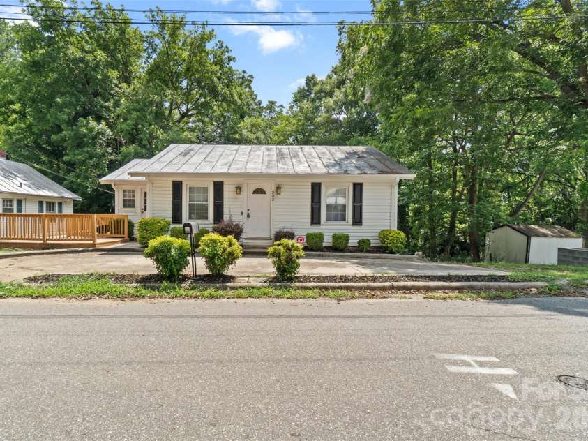 202 Hargrave Street, Wadesboro, NC 28170.  MLS# CAR4400504, YatesRealty ID 35139. 