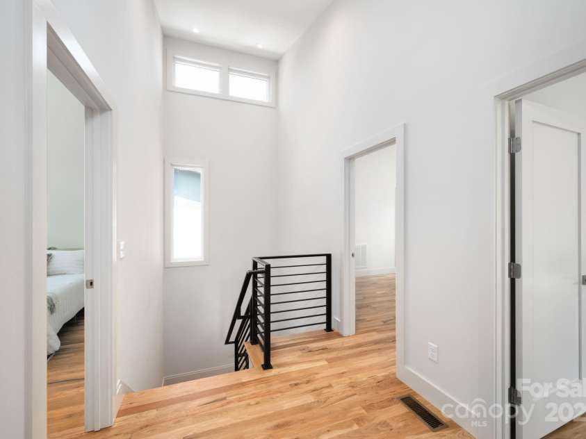 5 Orrinel Way, Asheville, NC 28806.  MLS# CAR4294195, YatesRealty ID 35139. Cheery Landing with Display Nook