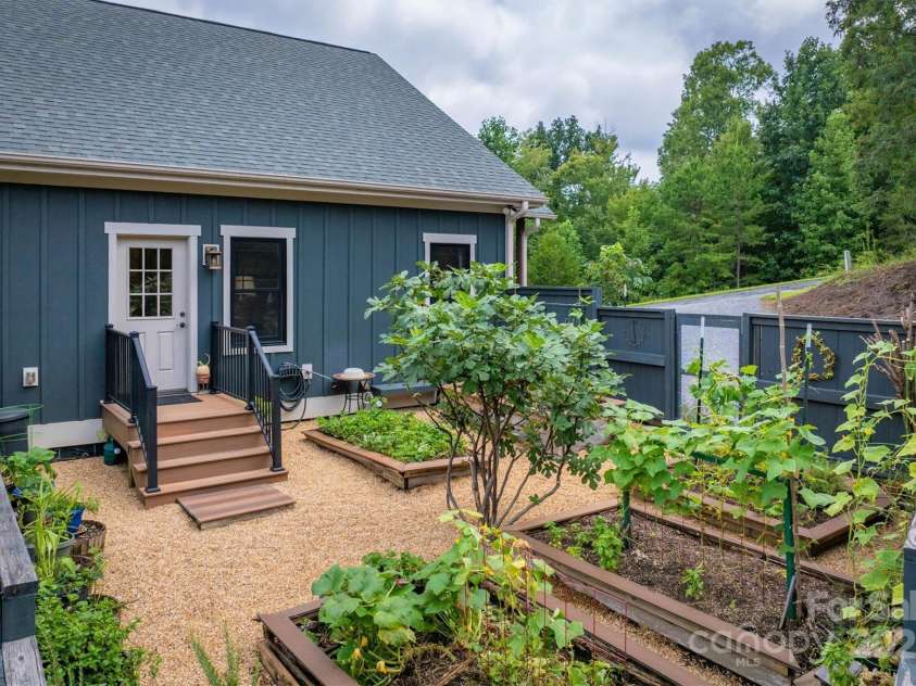 381 Scenic Overlook Drive, Nebo, NC 28761.  MLS# CAR4294911, YatesRealty ID 3514. 