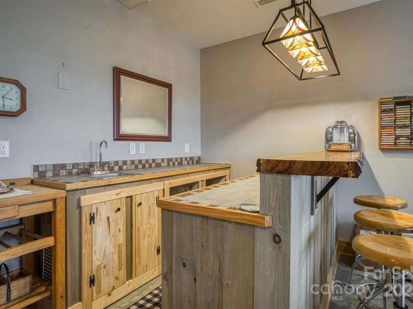 381 Scenic Overlook Drive, Nebo, NC 28761.  MLS# CAR4294911, YatesRealty ID 3514. 