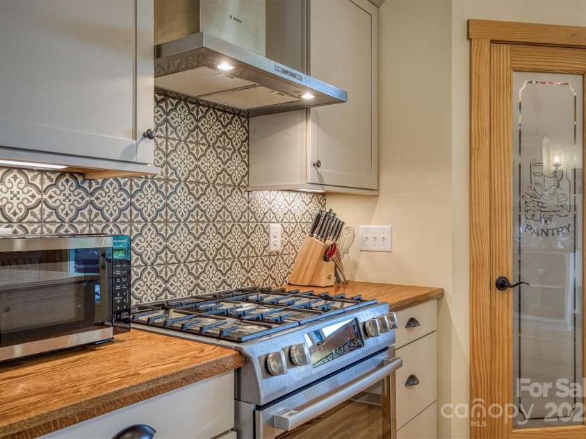 381 Scenic Overlook Drive, Nebo, NC 28761.  MLS# CAR4294911, YatesRealty ID 3514. 