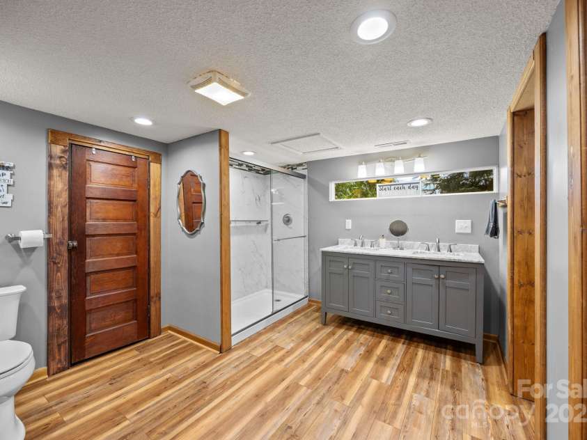 8900 Old Concord Road, Salisbury, NC 28146.  MLS# CAR4295325, YatesRealty ID 35140. Large upstairs bathroom with walk-in closet