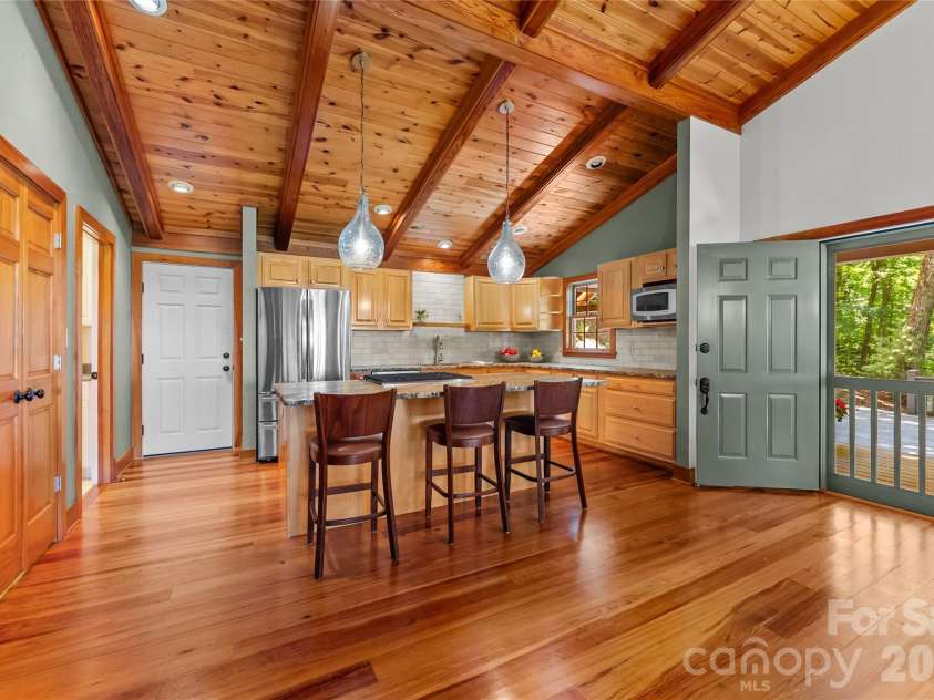 287 Dvdisdi Court, Brevard, NC 28712.  MLS# CAR4358240, YatesRealty ID 35141. Kitchen Island & Bar
