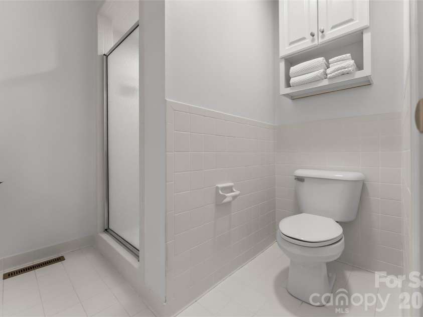 287 Dvdisdi Court, Brevard, NC 28712.  MLS# CAR4358240, YatesRealty ID 35141. Primary Full Bath