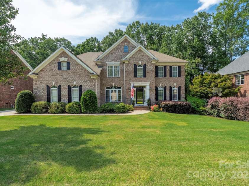 9603 Devonshire Drive, Huntersville, NC 28078.  MLS# CAR4292851, YatesRealty ID 35141. Full brick home on the golf course (hole #8) in Birkdale.  Larege level lot (.37 acre) 5 Bedrooms and 3 full baths with downstairs guest room AND a home office.