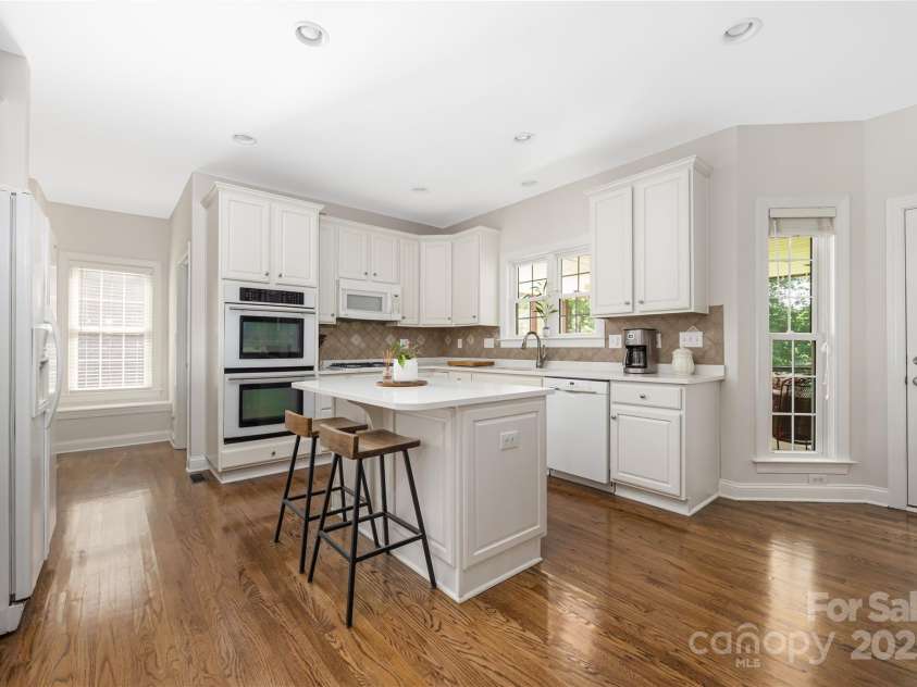 9603 Devonshire Drive, Huntersville, NC 28078.  MLS# CAR4292851, YatesRealty ID 35141. Large spacious kitchen with plenty of cabinets and white quartz countertops.  Lovely screened in porch is off the kitchen.  Bosch dishwasher.  Jenn-Aire double wall oven.