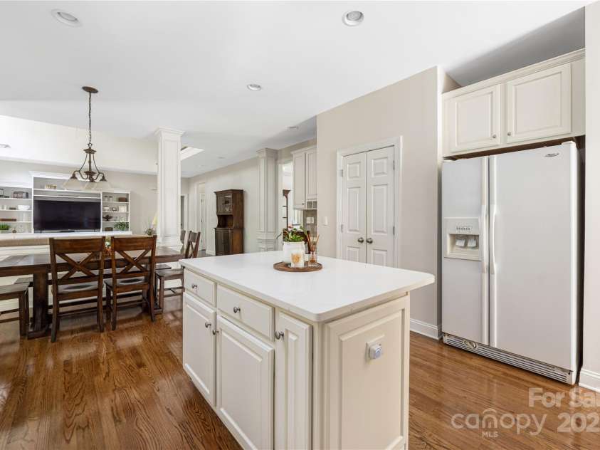 9603 Devonshire Drive, Huntersville, NC 28078.  MLS# CAR4292851, YatesRealty ID 35141. Looking from the kitchen to the family room.