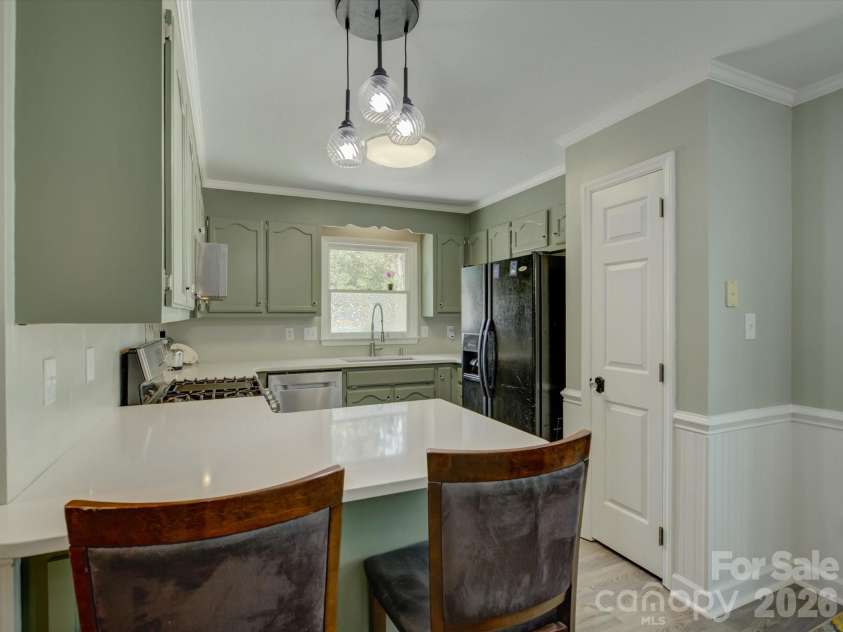 1278 Morrocroft Trail, Gastonia, NC 28054.  MLS# CAR4397819, YatesRealty ID 35142. Countertop seating