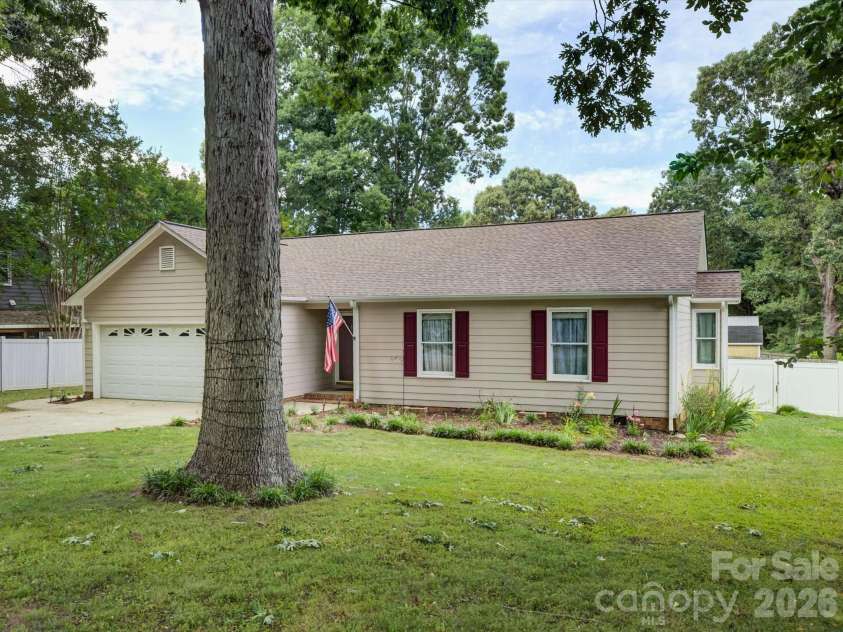 1278 Morrocroft Trail, Gastonia, NC 28054.  MLS# CAR4397819, YatesRealty ID 35142. Cute curb appeal
