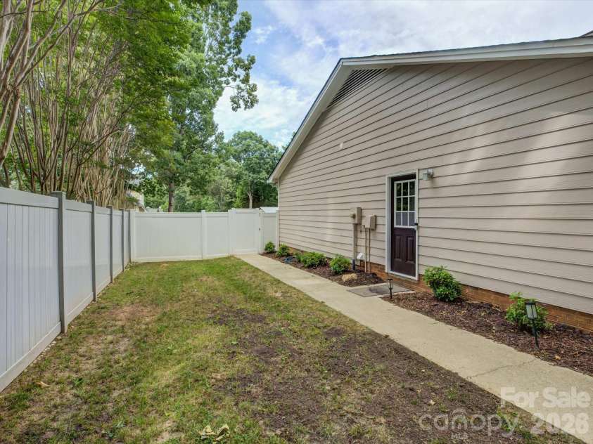 1278 Morrocroft Trail, Gastonia, NC 28054.  MLS# CAR4397819, YatesRealty ID 35142. Large sideyard