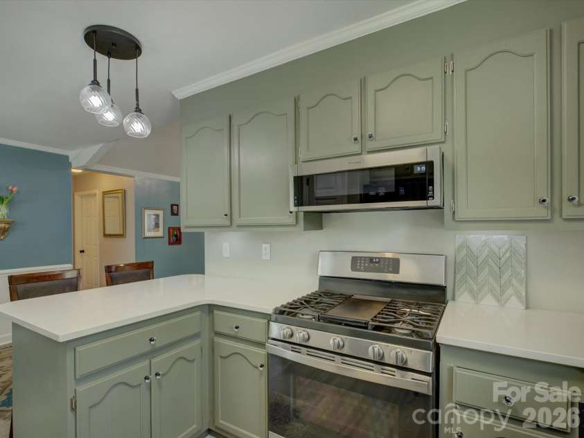 1278 Morrocroft Trail, Gastonia, NC 28054.  MLS# CAR4397819, YatesRealty ID 35142. New gas range & microwave