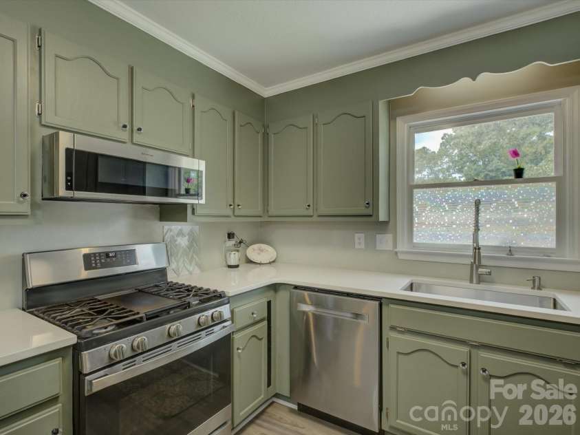 1278 Morrocroft Trail, Gastonia, NC 28054.  MLS# CAR4397819, YatesRealty ID 35142. New stainless sink