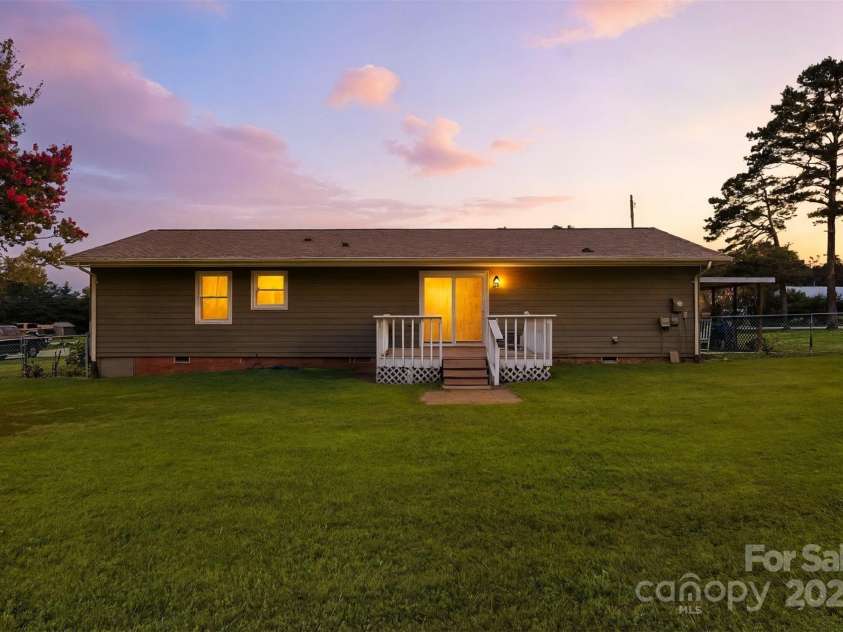 952 30th Street, Conover, NC 28613.  MLS# CAR4283156, YatesRealty ID 35142. 