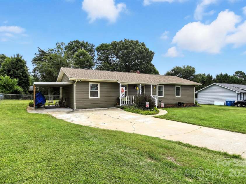 952 30th Street, Conover, NC 28613.  MLS# CAR4283156, YatesRealty ID 35142. 