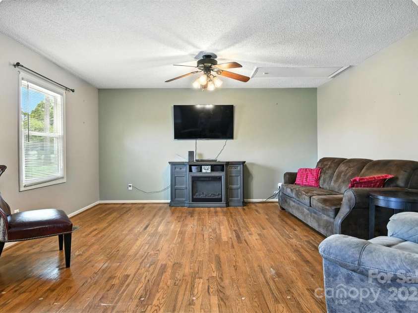 952 30th Street, Conover, NC 28613.  MLS# CAR4283156, YatesRealty ID 35142. 