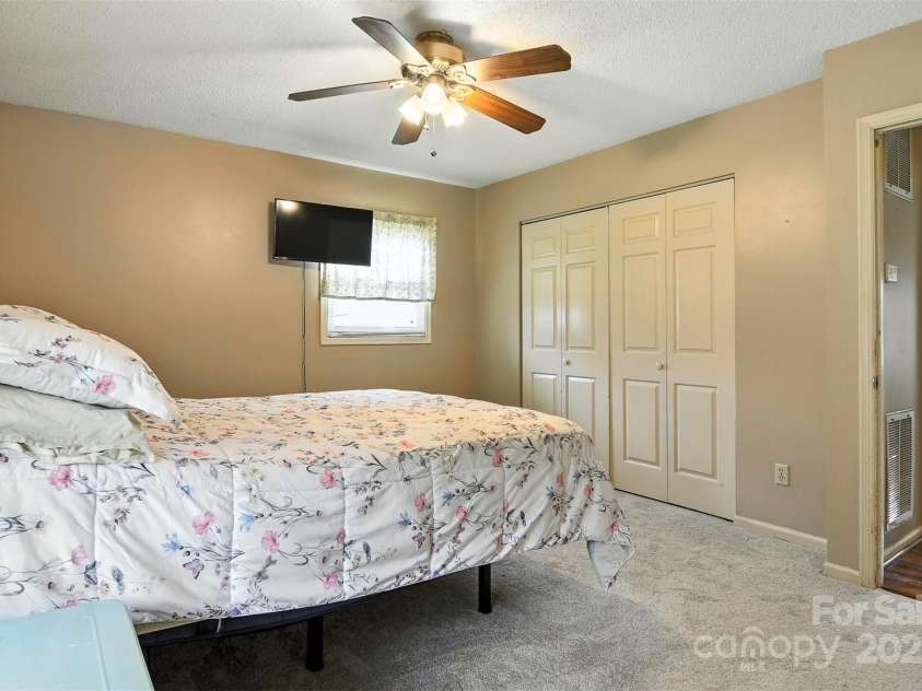 952 30th Street, Conover, NC 28613.  MLS# CAR4283156, YatesRealty ID 35142. 